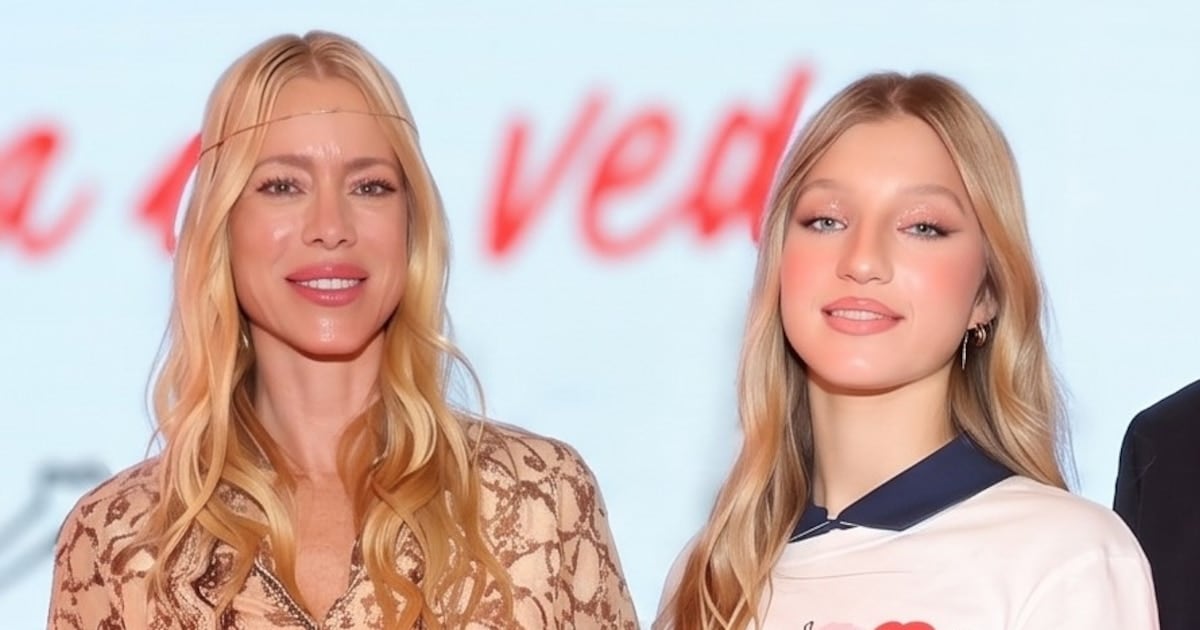 Allegra Cubero debutó en la pasarela de XLaVida con su madre mirándola desde la primera fila