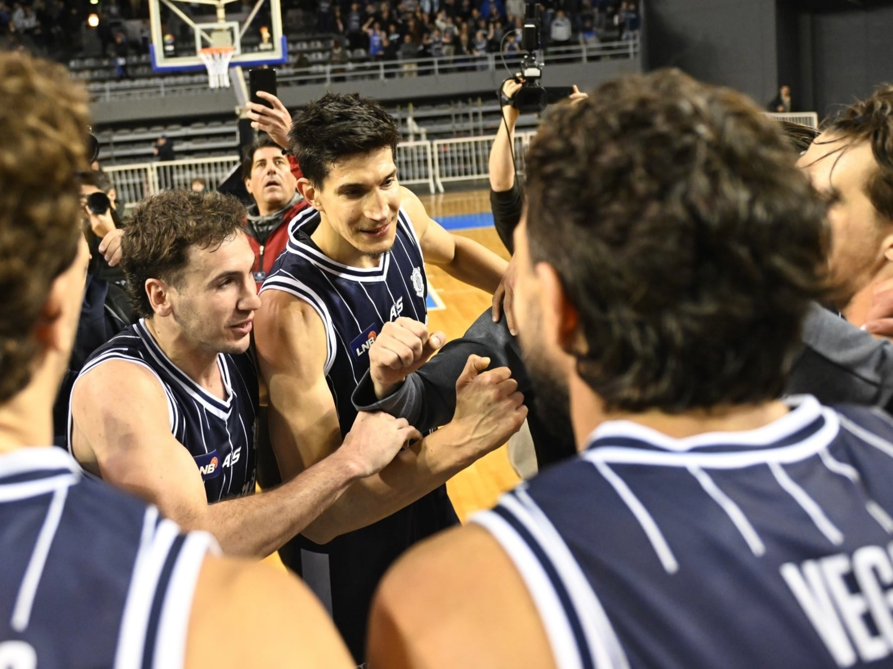 Peñarol estiró la fiesta del reencuentro: lo aguantó a Gimnasia en el Polideportivo y arrancó la temporada con el pecho inflado