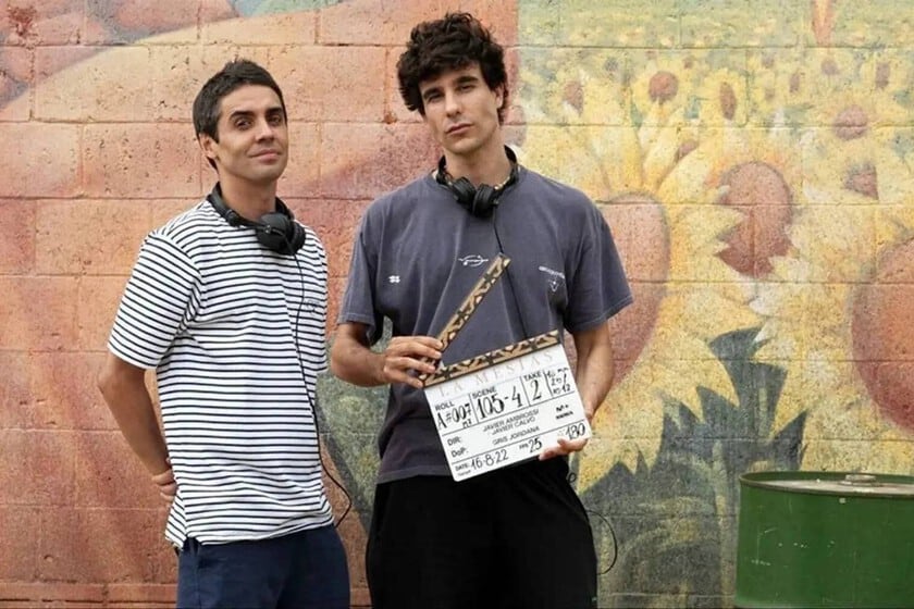 Dos pibas, un campamento y la aparición divina: así suena "La llamada", el debut de Los Javis