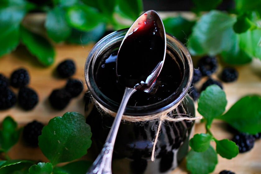 Mermelada de moras silvestres: una receta casera con manzana, limón y un paso clave para retirar las semillas
