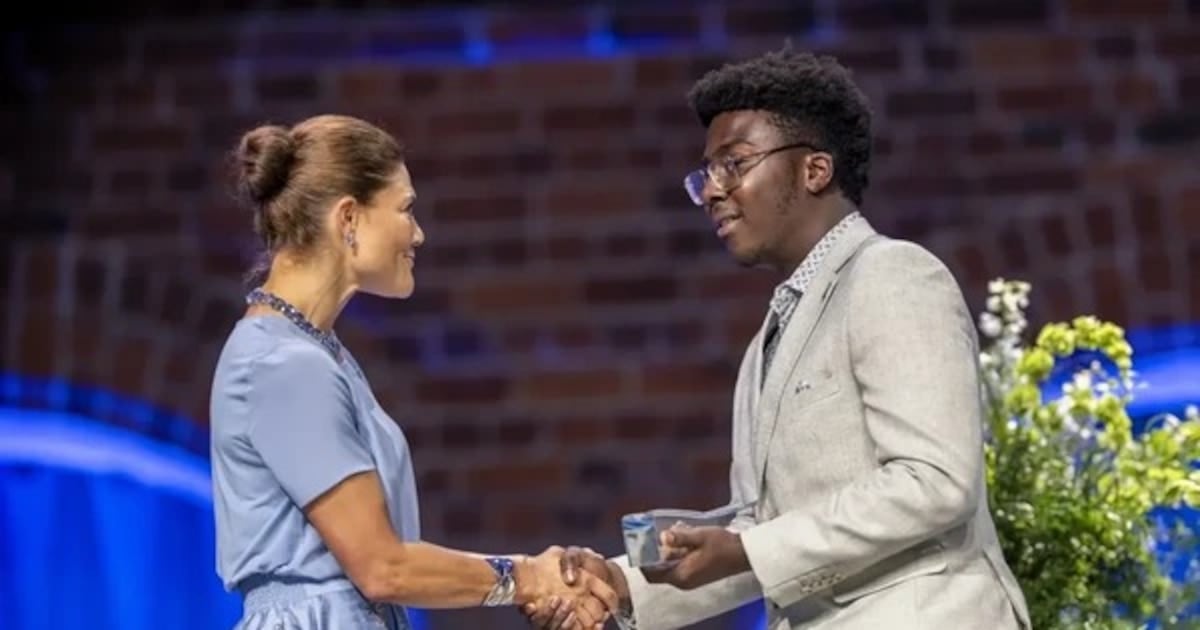 Un estudiante canadiense de 17 años creó un robot que recoge plástico del agua con un líquido magnético y ganó un premio internacional