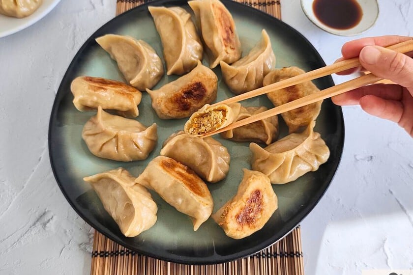 Gyozas vegetarianas con tofu ahumado y shiitake: 30 unidades con base crocante y cocción al vapor