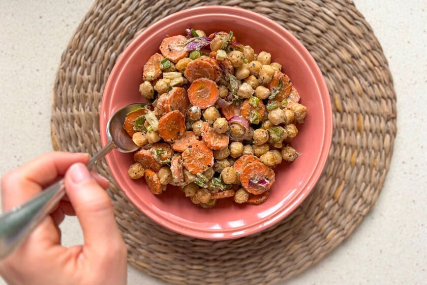 Una ensalada templada de garbanzos y zanahoria con alma de tahini y media hora de horno