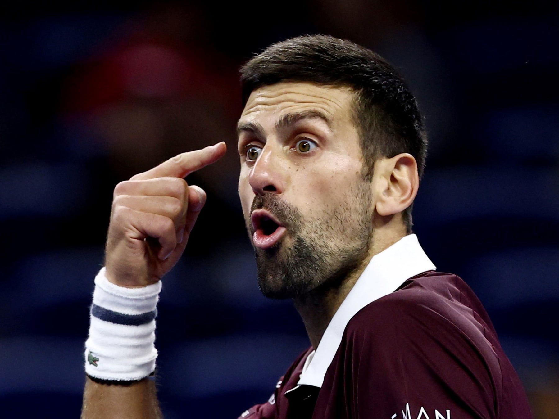 Djokovic se enojó con el referí, dio vuelta el partido y va por Medvedev en semis