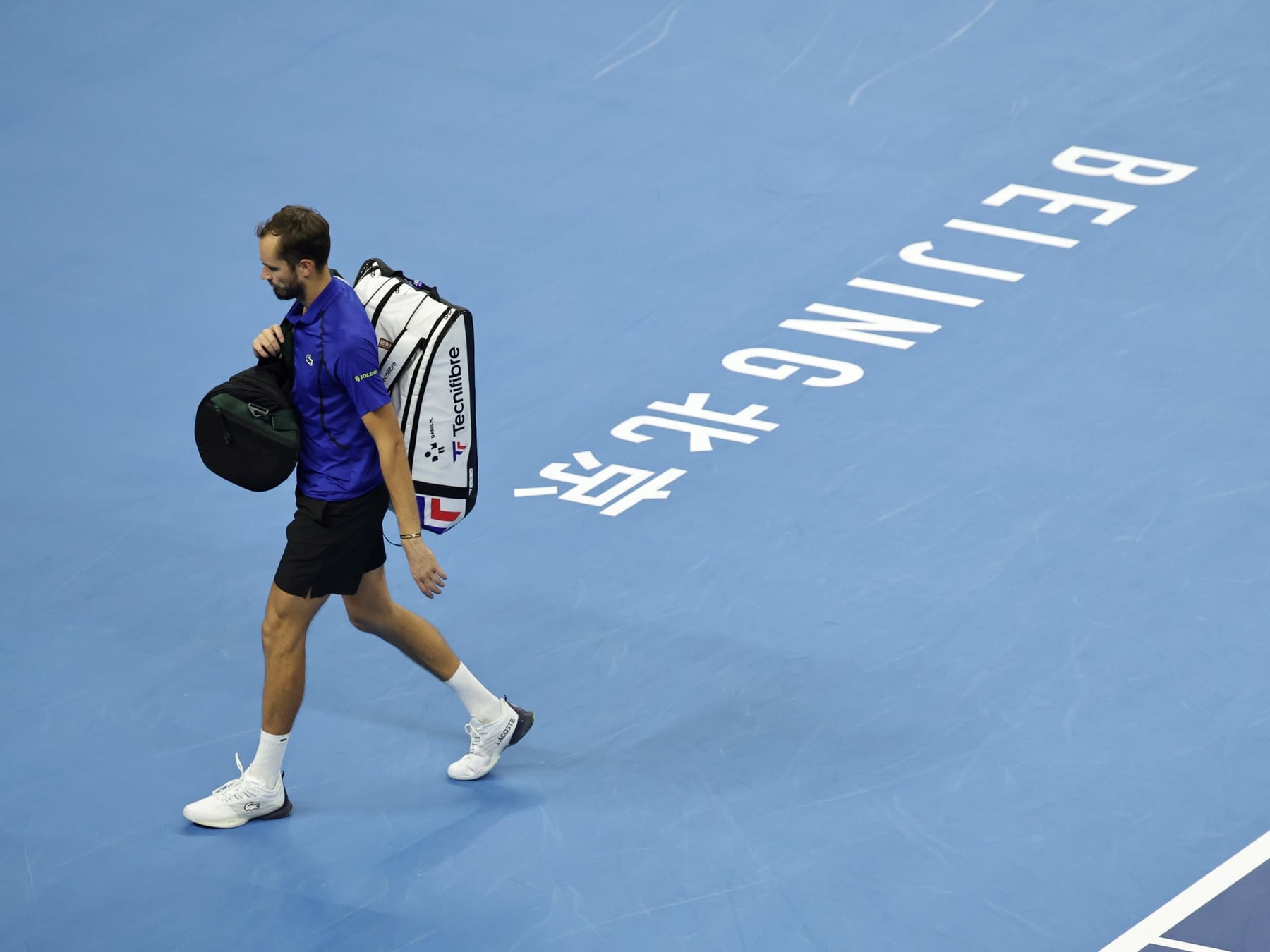 Medvedev se quedó afuera en Pékin y Djokovic heredó la final: una pelota perdida en la tribuna y un partido que se cortó en seco