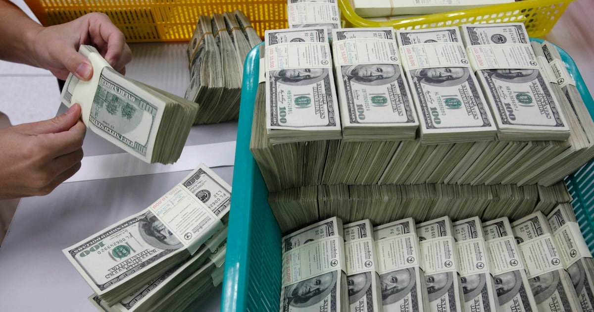 El blue cedió a $1.545 y quedó a apenas cinco pesos de la pizarra del Nación
