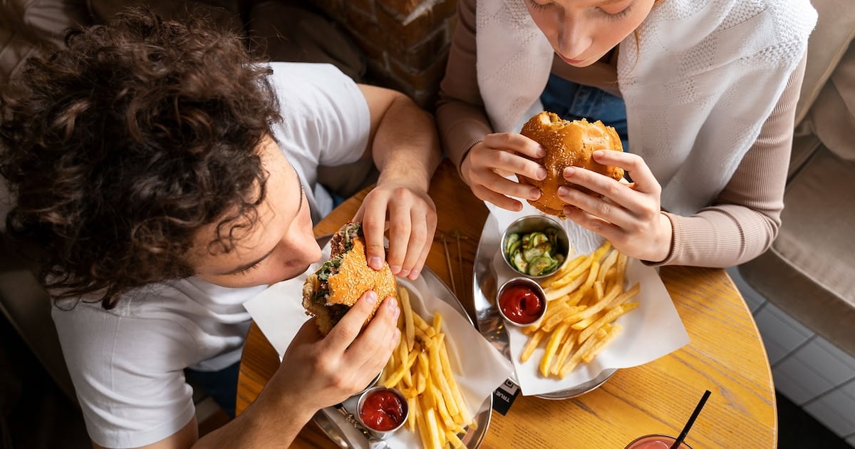 Una prueba con 57 voluntarios vuelve a poner a los ultraprocesados bajo la lupa: comieron lo mismo y el cuerpo reaccionó distinto