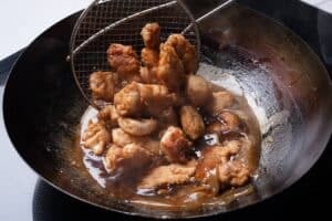 Pollo al limón con dos harinas y una salsa de cinco ingredientes: la receta explicada paso a paso