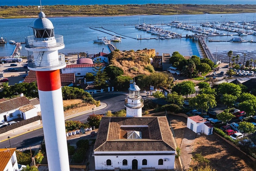 El Rompido: coquinas, dos faros y una flecha de arena que crece 40 metros por año en la costa de Huelva