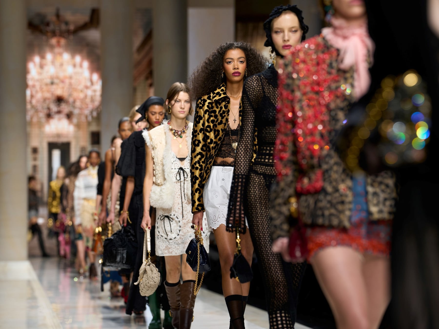 Milán cerró su semana de la moda con brillos, aberturas y un repaso por la historia reciente de la moda italiana