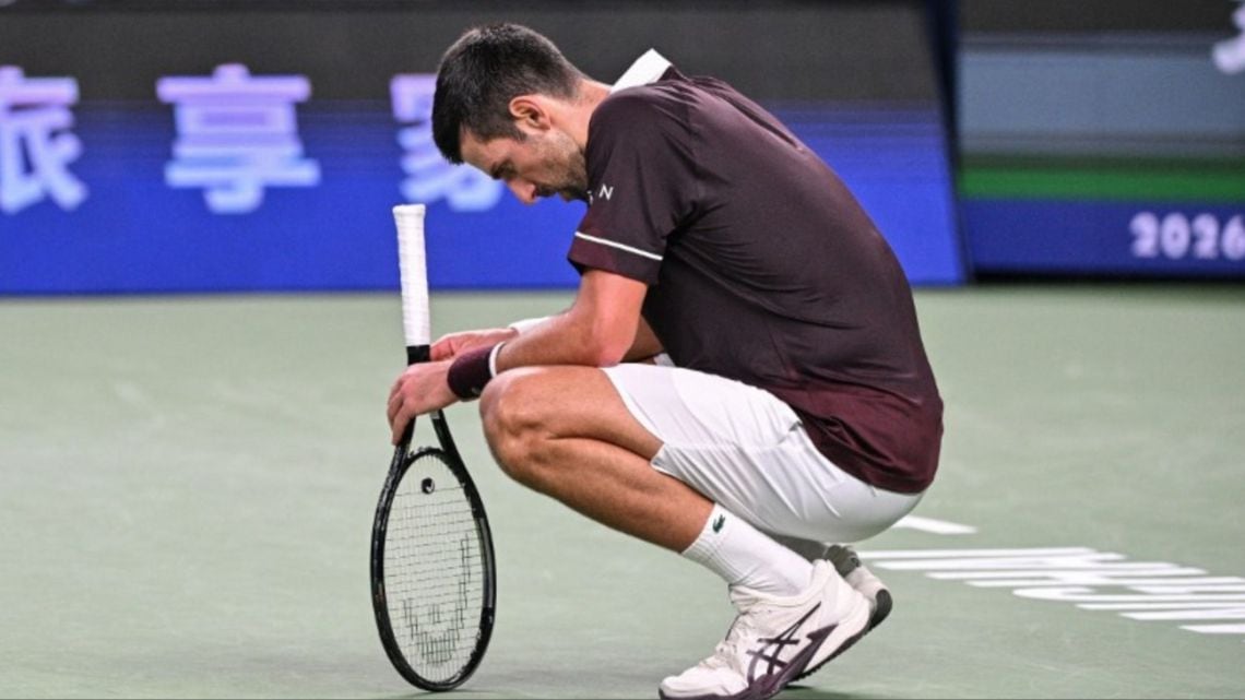Djokovic tropezó en el debut en Shanghái y ahora depende de París