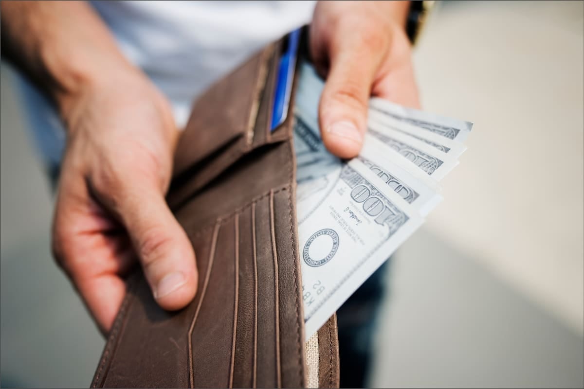 El dólar quedó en $1.535 oficial y $1.540 informal, con una brecha de apenas cinco pesos en el cierre de la semana