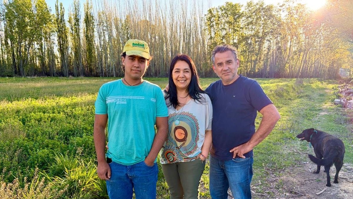 Silvana y Jorge, los docentes que sostienen la chacra con sueldo y a fuerza de pulmón