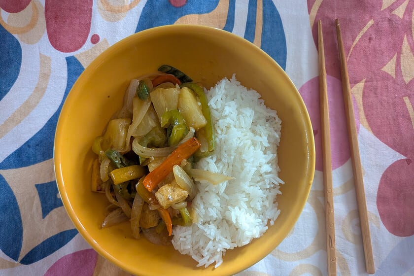 Tofu agridulce con piña: cómo llevar a la mesa un clásico chino sin carne y con la textura que el salteado pide