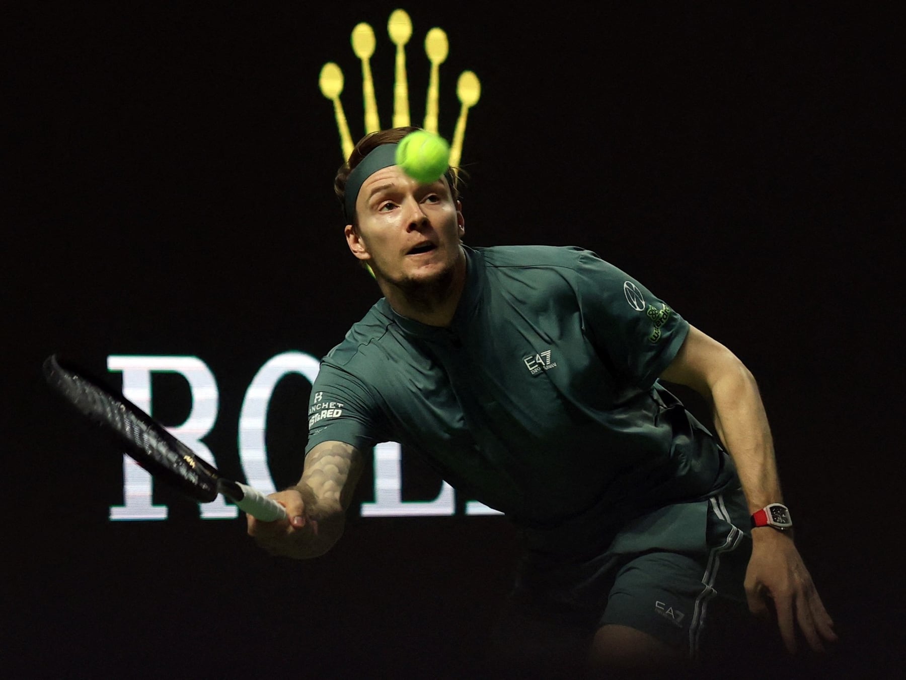 Bublik, la mano rota y la raqueta destrozada: así se metió en octavos del Masters de Shanghai