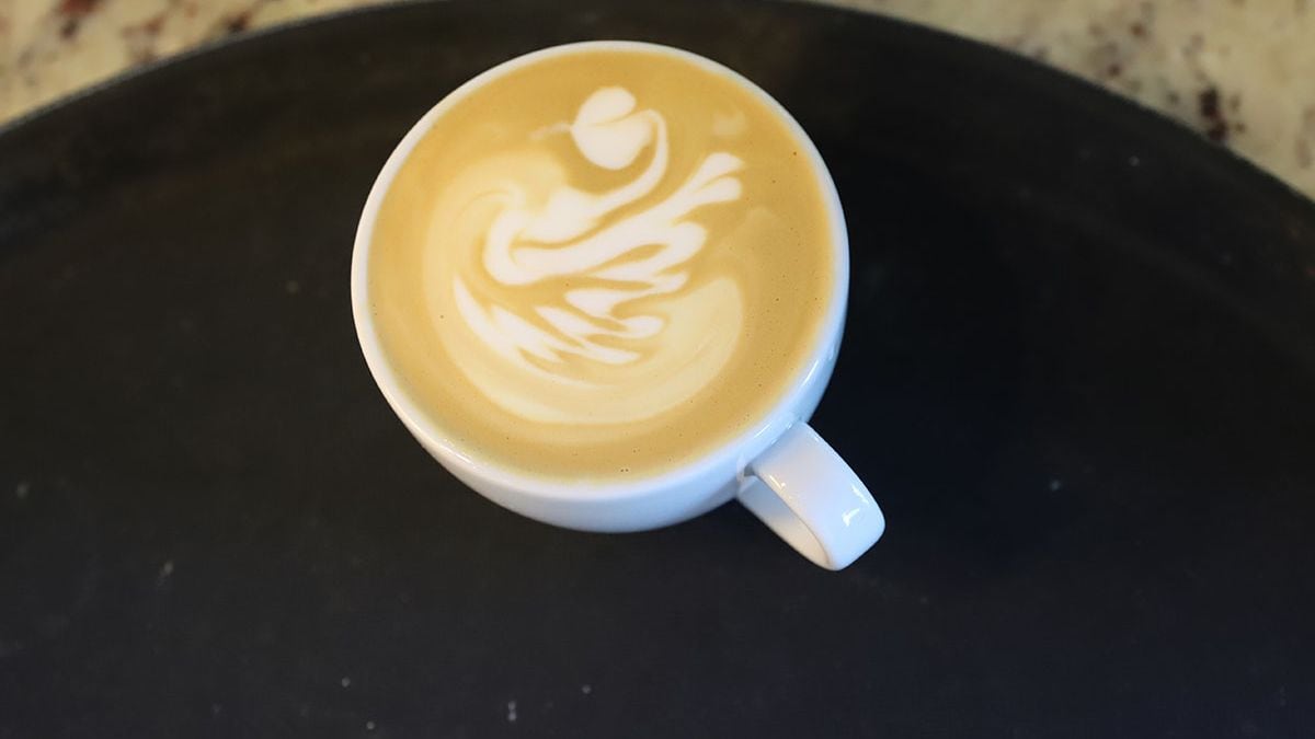Una mesera, su café con leche y los 1.500 pesos que nunca esperó: la pelea de una consumidora neuquina por un cobro que la ley obliga a avisar