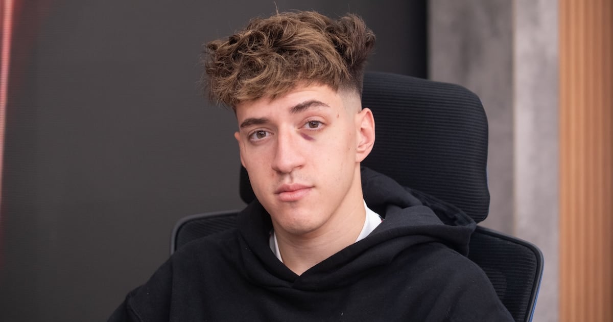 Baulo se calza el saco de la tele grande y se sienta en la mesa de Tinelli