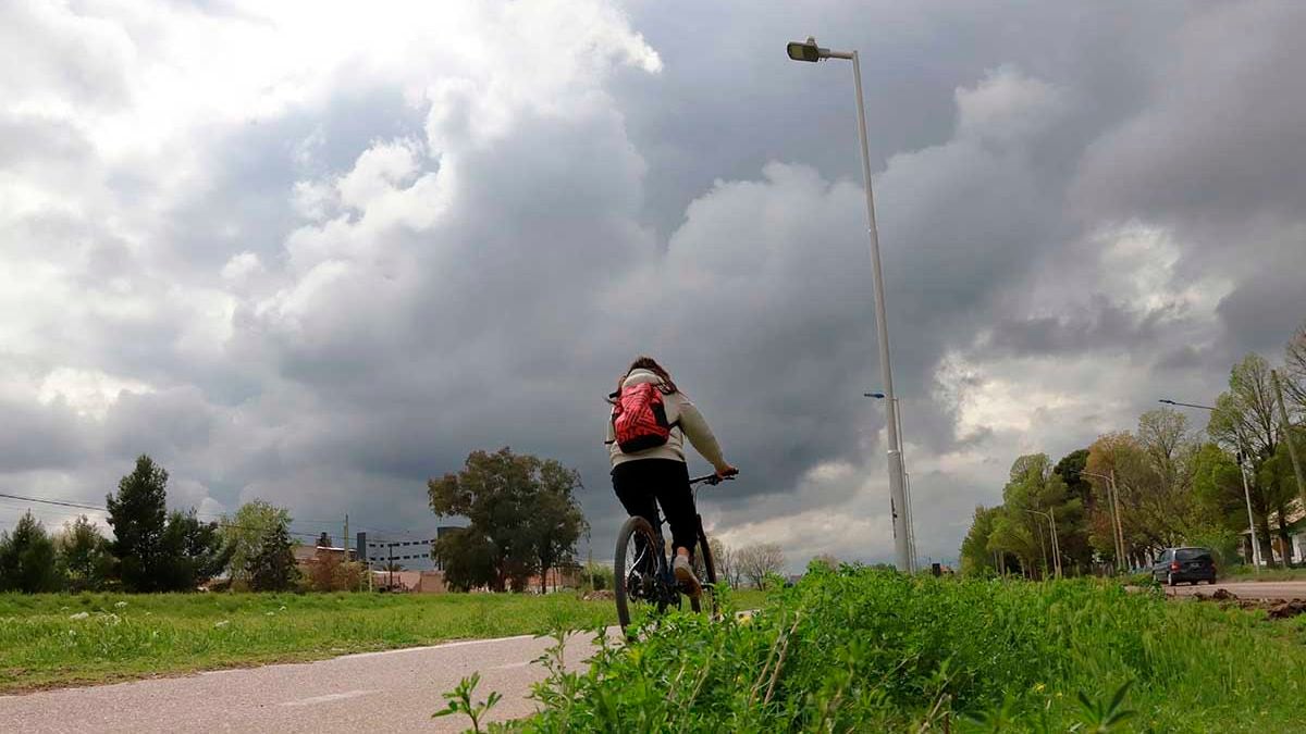 Neuquén se cubre de nubes toda la semana y el domingo se viene con agua, viento y descargas eléctricas