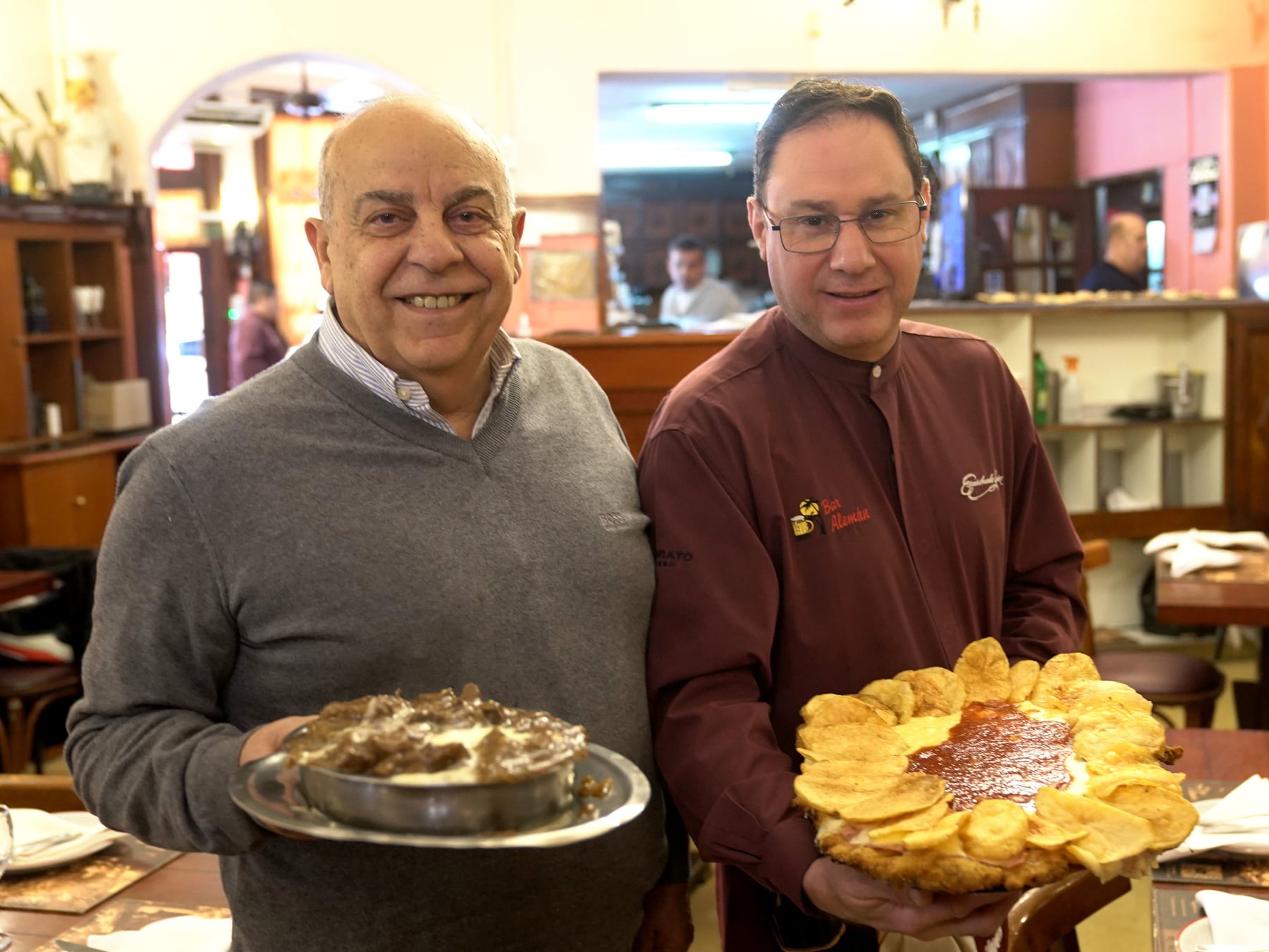 Mil milanesas por mes y 118 años en la esquina: el bodegón de Villa Devoto que el barrio no deja caer