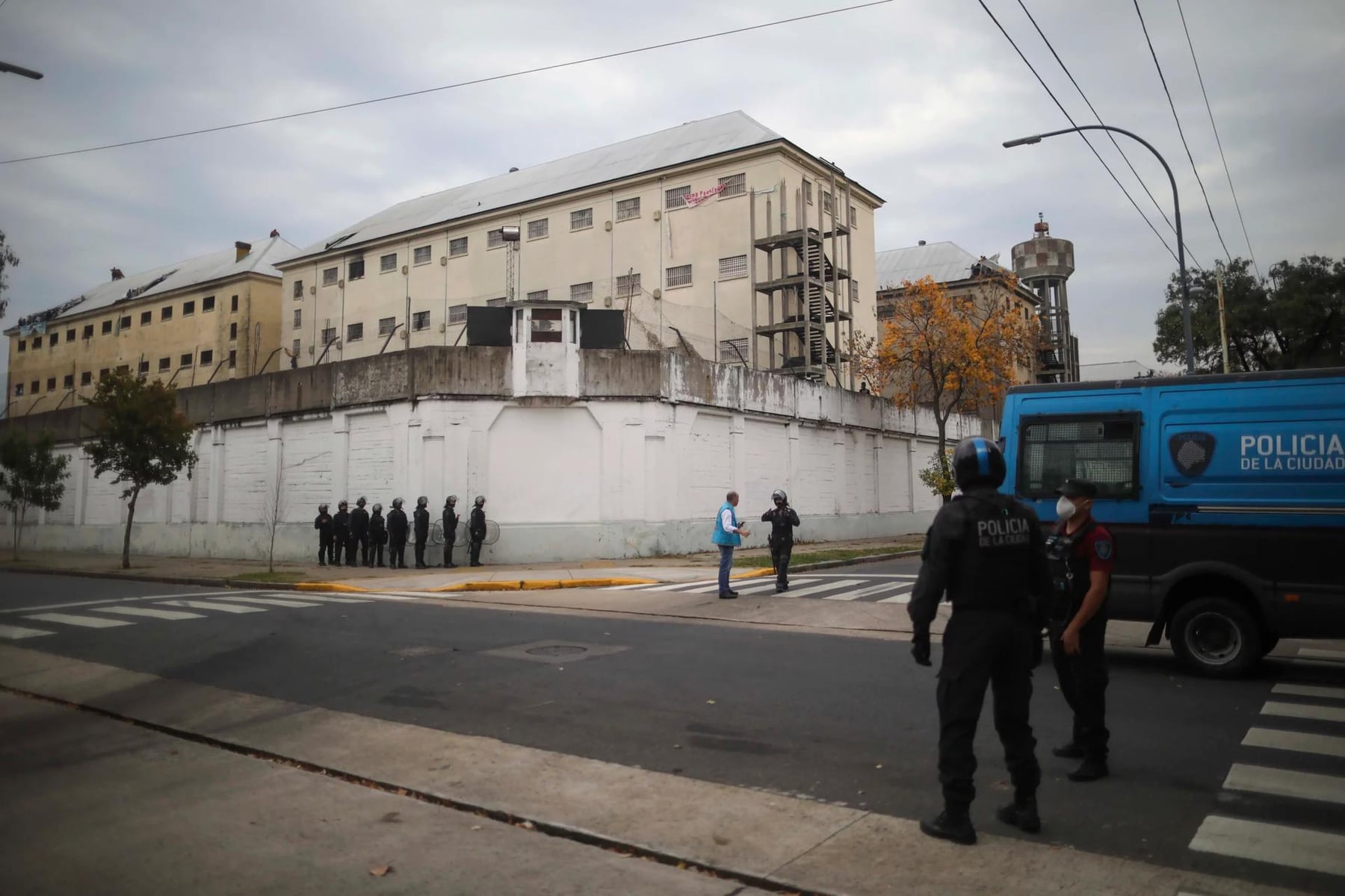 Devoto se vacía: ya mudaron al 60 por ciento de los presos y crecen las quejas por la falta de pertenencias
