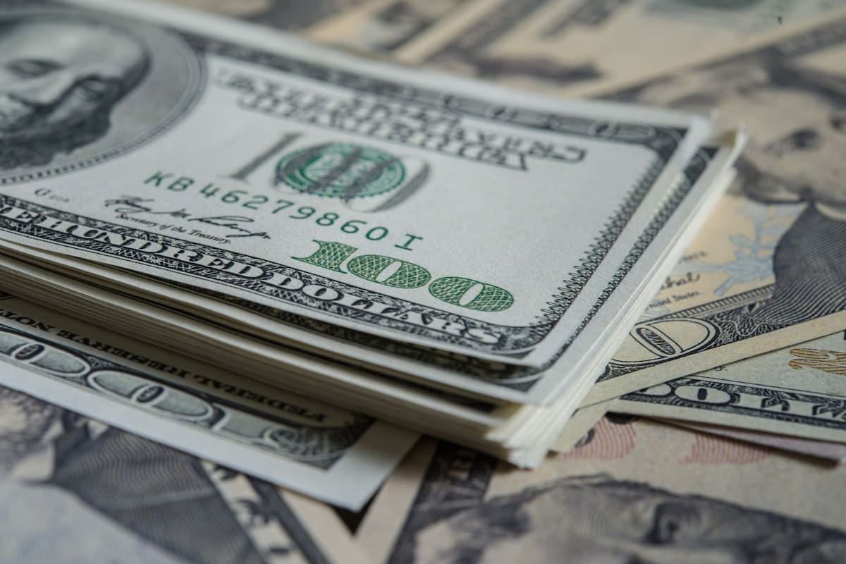 El techo del dólar oficial se recalibra en noviembre y se ubica en torno a los $1.989, con el mayorista aún lejos de ese límite