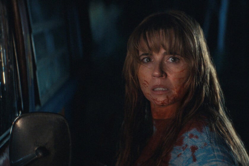 Linda Cardellini se mete en la cocina del lago y se prueba el delantal de Pamela Voorhees