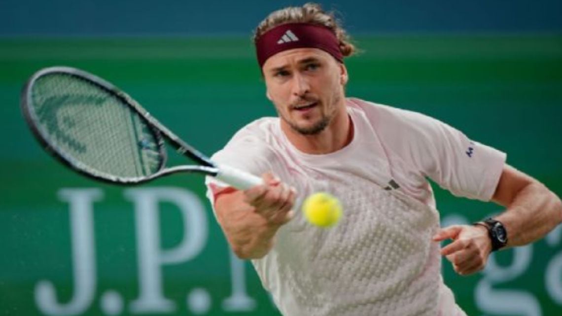 Zverev pasó a De Miñaur con un doble seis-cuatro y va por el número uno del año en Shanghai