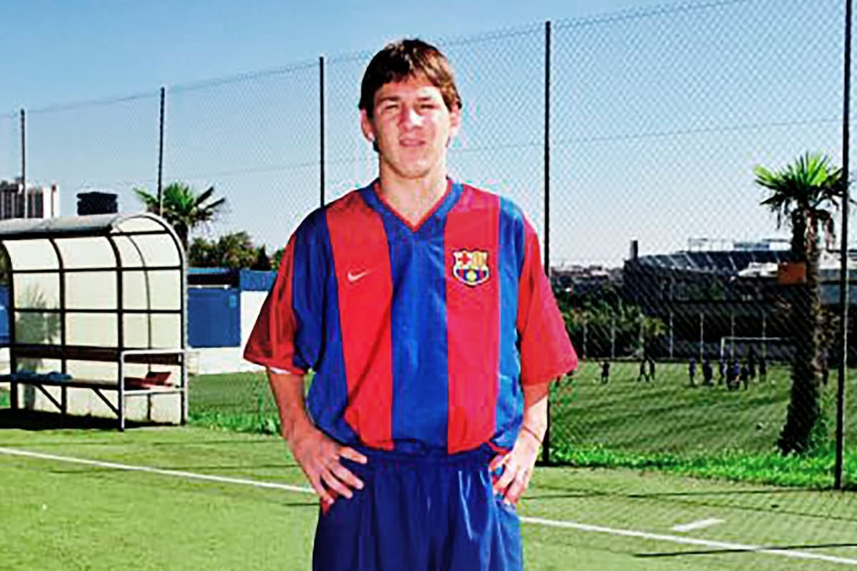 Tres firmas, una servilleta y un chico de 142 centímetros: los papeles que casi dejan a Messi afuera del Barcelona