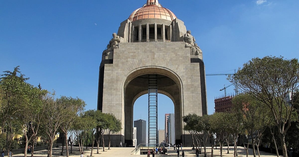 El arco triunfal más alto del mundo se alza en plena Ciudad de México y se recorre por dentro