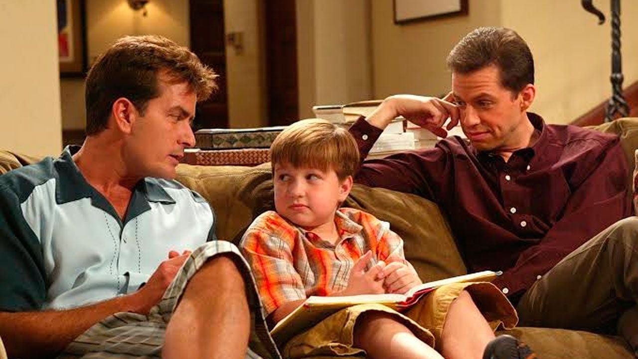 El galán que se bajó del avión: la vez que Hugh Grant casi se mete en la cocina de los Harper y terminó todo Ashton Kutcher