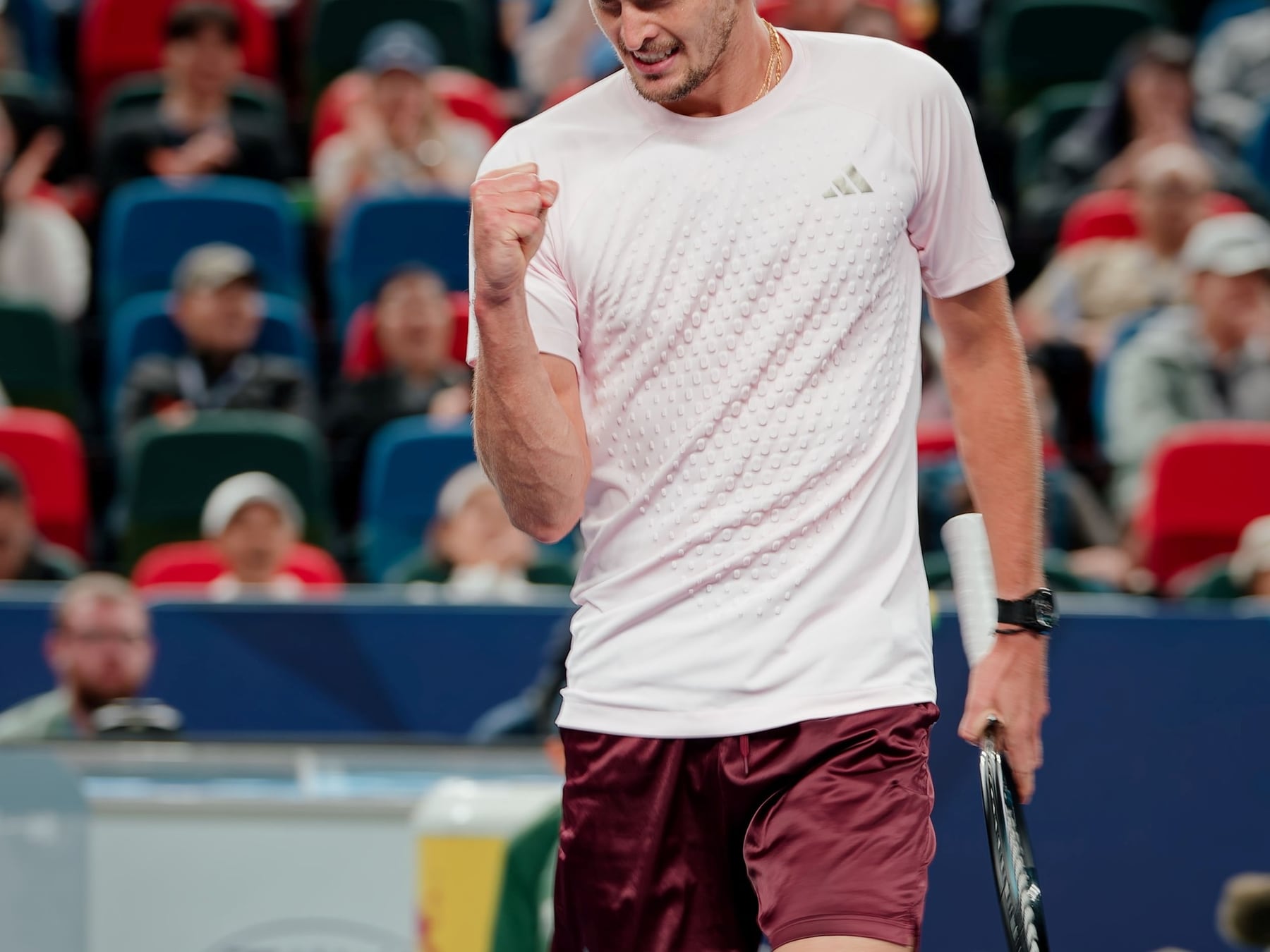 Zverev pasó a De Miñaur como cuchillo por manteca y va por las semis en Shanghái