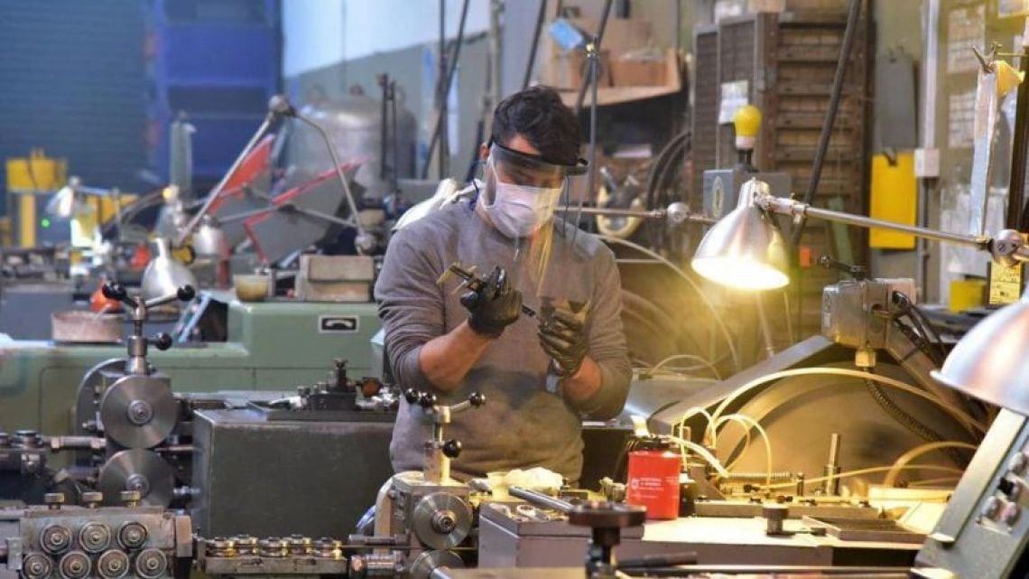 La industria opera con cuatro de cada diez puntos de capacidad ociosos y la mano de obra se derrama hacia la informalidad