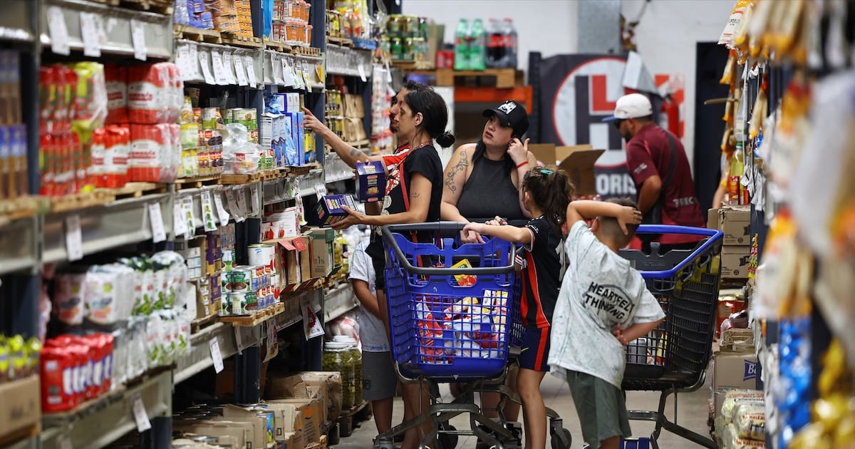 La inflación se estanca en una franja de 1,6% a 1,8% mensual y los analistas no ven salida hasta 2027
