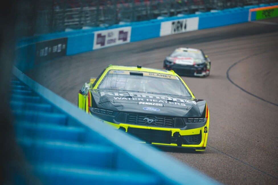 Blaney voló en Phoenix, Penske copó la primera fila y Larson se complica