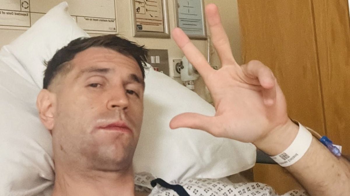 Dibu Martínez, operado y con mensaje desde la cama del hospital: "En unas semanas volvemos"