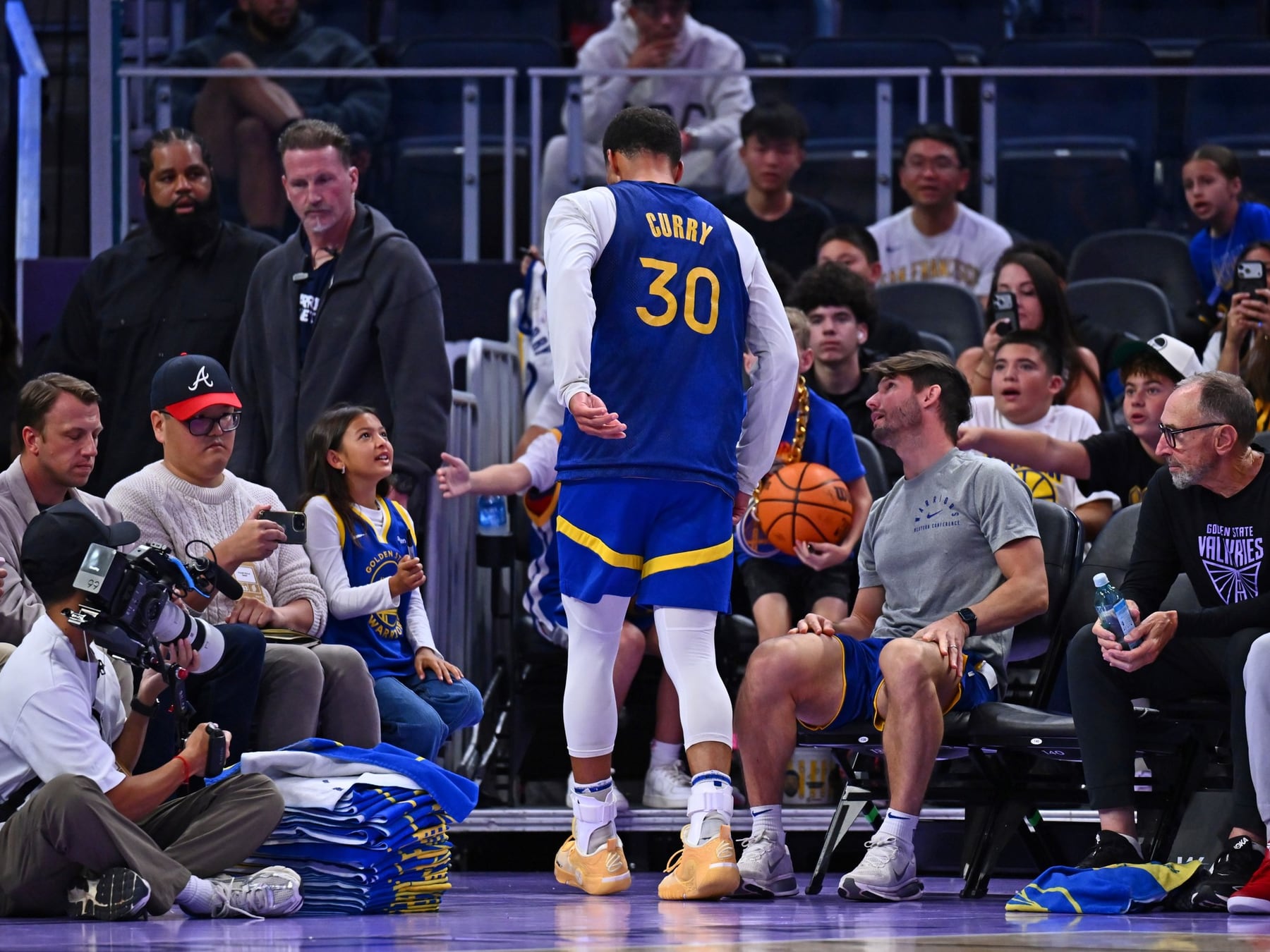 Curry arregló su futuro pero se le torció el tobillo en el primer ensayo