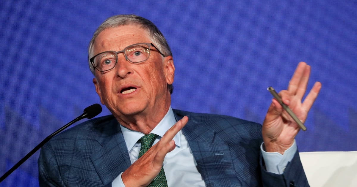 Bill Gates reclamó en el Vaticano que los gobiernos regulen la inteligencia artificial para evitar que profundice la brecha entre países ricos y pobres