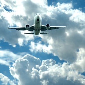 La carga tributaria sobre los pasajes internacionales emitidos en Argentina alcanza el 37% de la tarifa y se mantiene como la más alta de la región