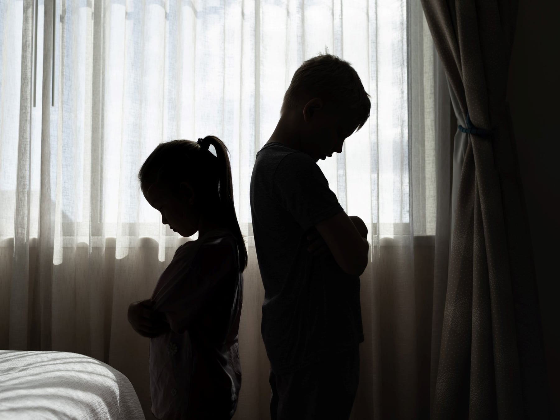 Mismo techo, infancias distintas: por qué dos hermanos guardan memorias que parecen de otra familia