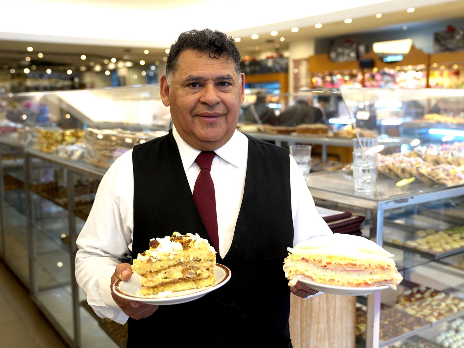 El Greco, el refugio de Caballito donde se amasan siete décadas de sándwiches de miga y se cocina parte del rock argentino