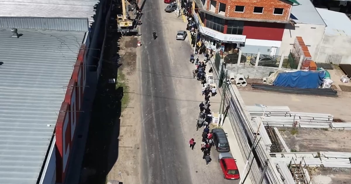Una convocatoria laboral en EzeizasohnycWrapformó una fila de más de diez cuadras