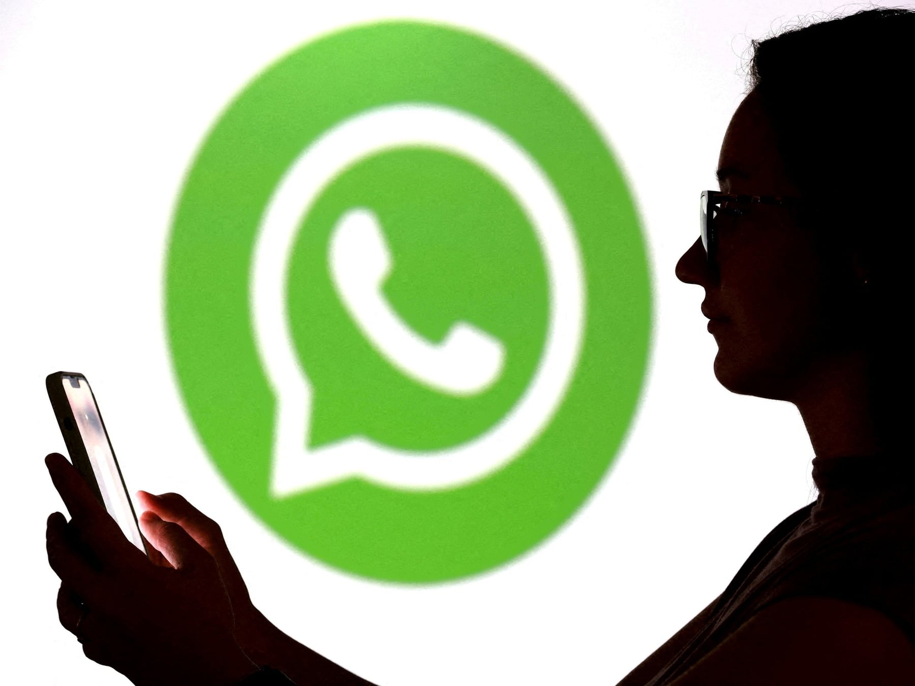 La cuenta que se abre en cuatro lugares: cómo saber si alguien más lee tus chats de WhatsApp