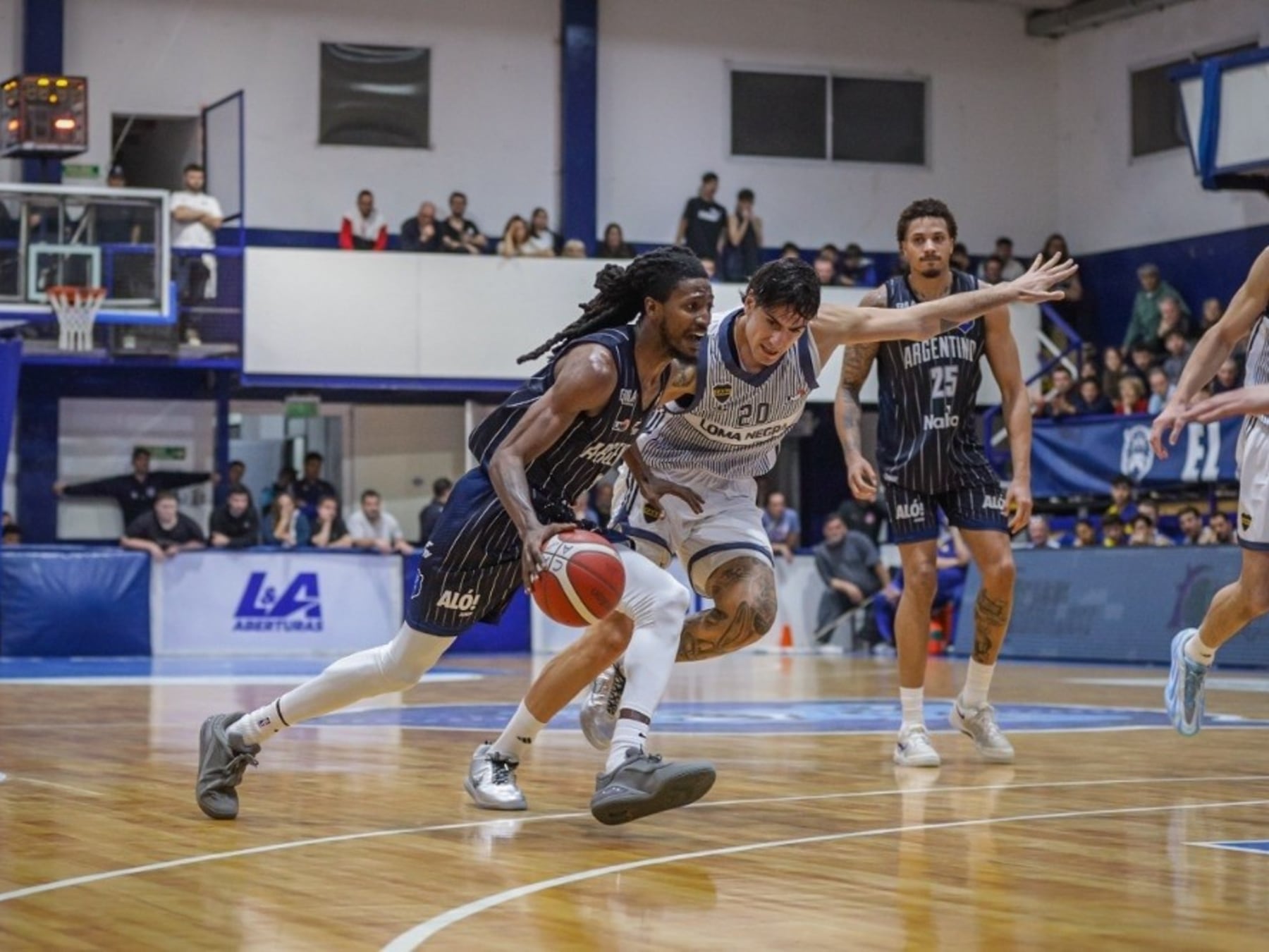Dos golpes de reloj dejaron a Argentino e Instituto al filo