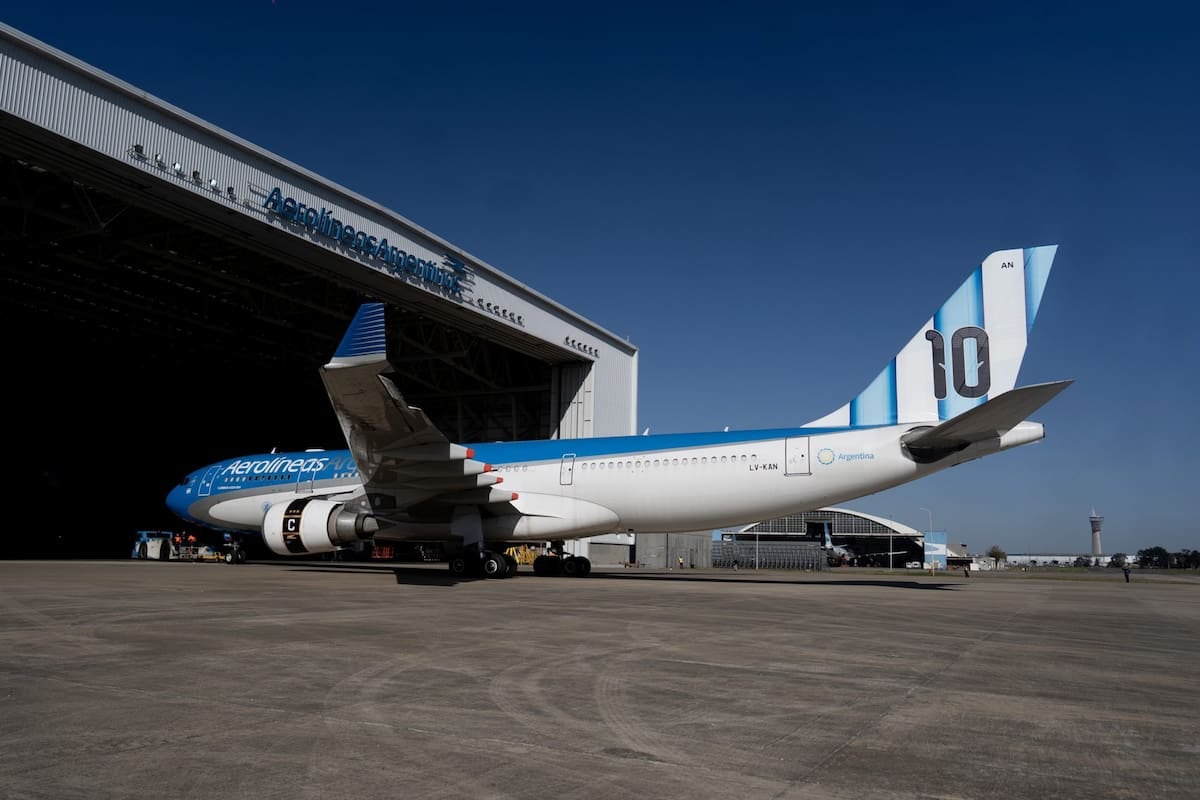 Aerolíneas Argentinas traslada a sus tarifas el salto del combustible y cierra un semestre con números rojos