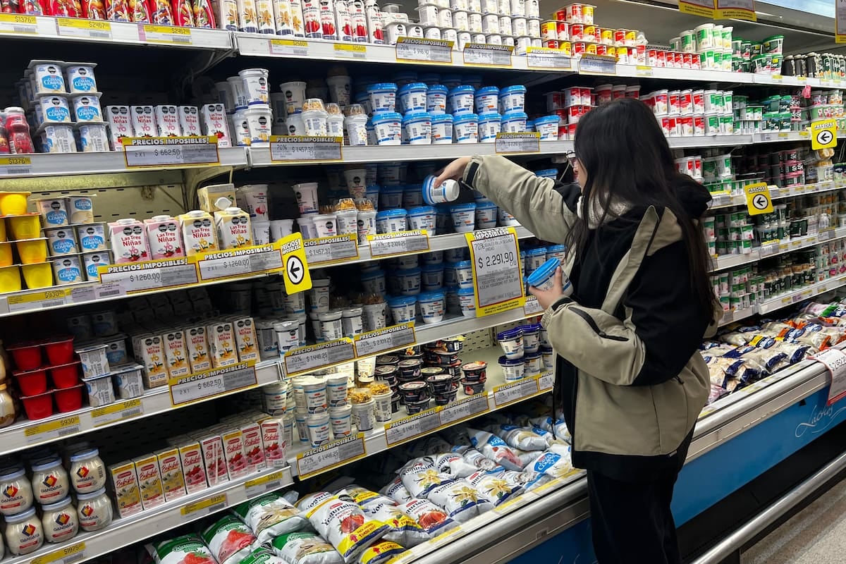El consumo minorista se retrae en supermarkets y mayoristas, mientras los shoppings recuperan terreno
