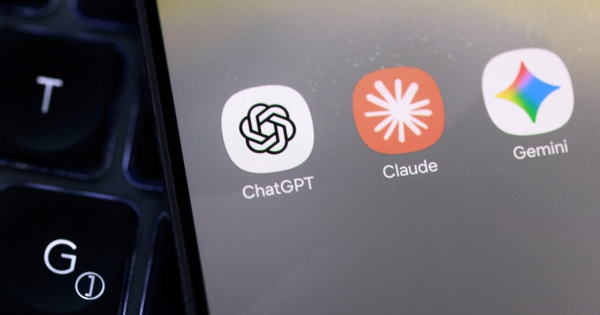 La competencia de chatbots aprieta el liderazgo de ChatGPT en el tráfico web global
