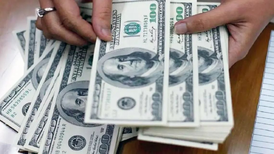 El dólar oficial llegó a $1.550 y reduciró la brecha con el blue al 2,5%