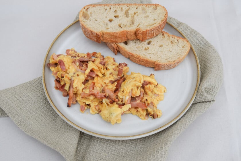 Huevos revueltos con bacon: cómo lograr una textura cremosa sin pasarlos